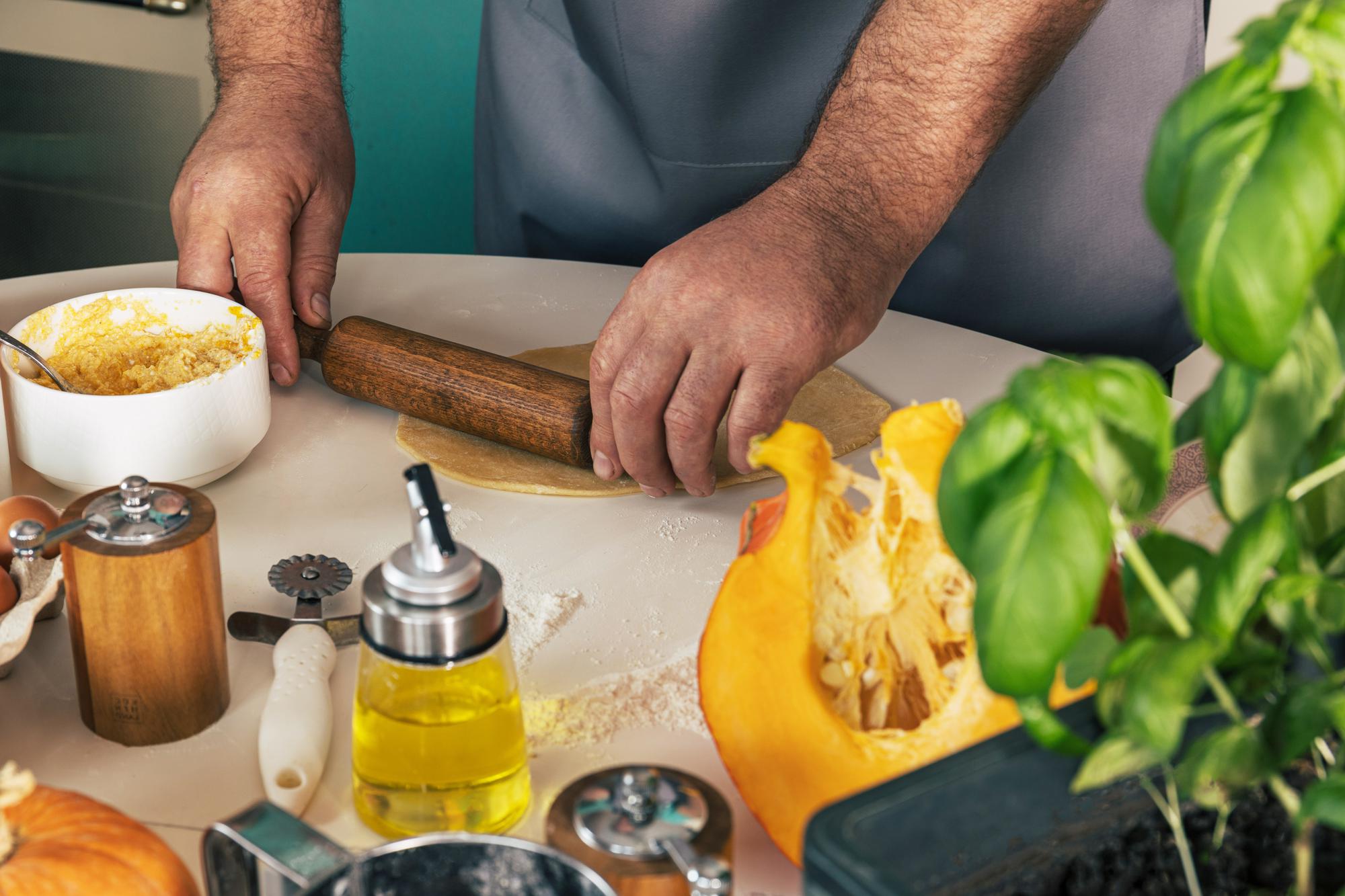 Įkūrėjas paruošia ingredientus darbo stalo fone