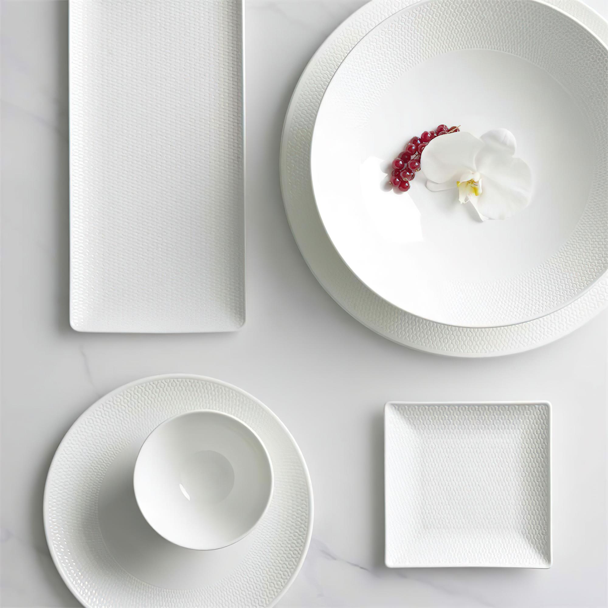 Keraminės lėkštės su minimalistiniais patiekalais